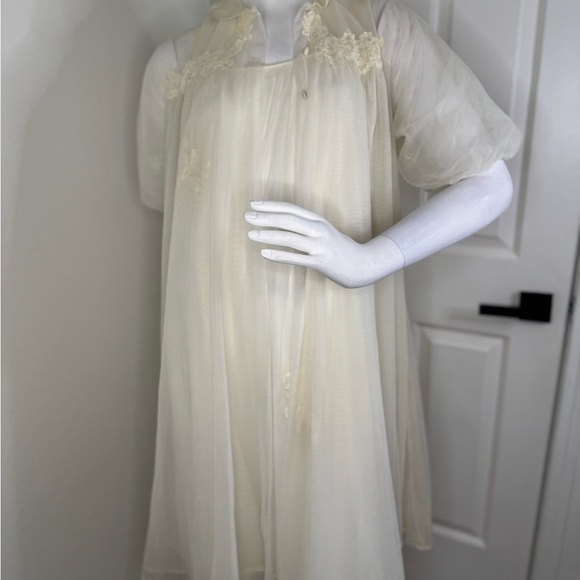 1960 Vintage Cream Chemise with Lace Detailing and Flowing Sleeves.  #148 - Picture 1 of 13